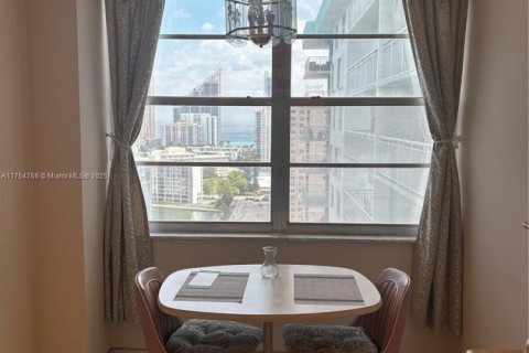 Condo in Sunny Isles Beach, Florida, 2 bedrooms  № 1939357 - photo 10