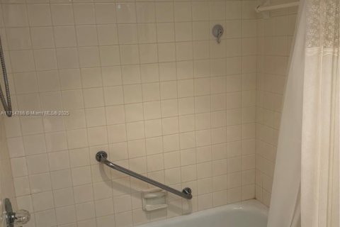 Condo in Sunny Isles Beach, Florida, 2 bedrooms  № 1939357 - photo 17