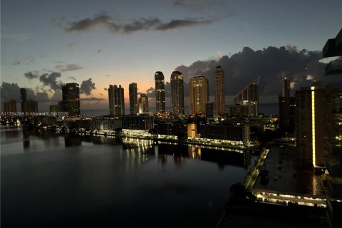 Condo in Sunny Isles Beach, Florida, 2 bedrooms  № 1939357 - photo 29