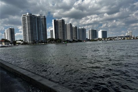 Condo in Sunny Isles Beach, Florida, 2 bedrooms  № 1939357 - photo 22