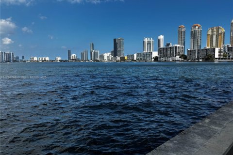 Condo in Sunny Isles Beach, Florida, 2 bedrooms  № 1939357 - photo 23