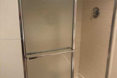 Condo in Sunny Isles Beach, Florida, 2 bedrooms  № 1939357 - photo 15