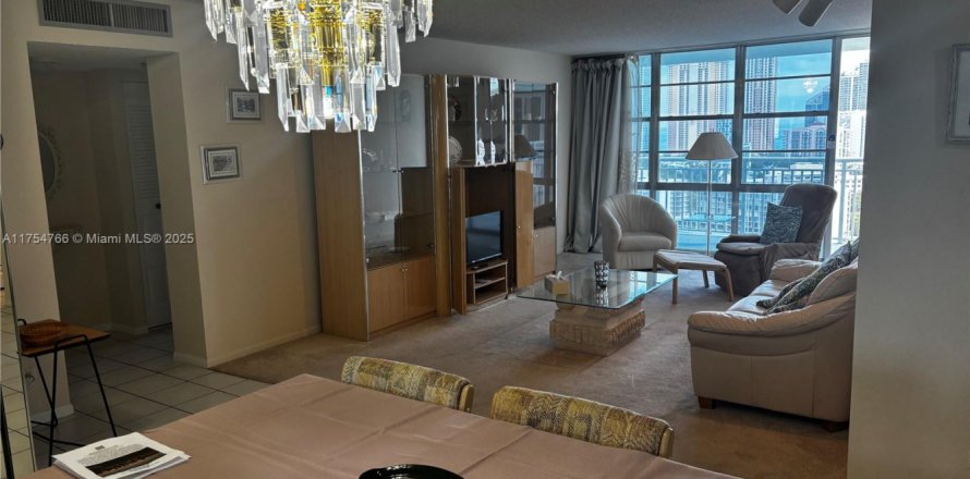 Condo in Sunny Isles Beach, Florida, 2 bedrooms  № 1939357