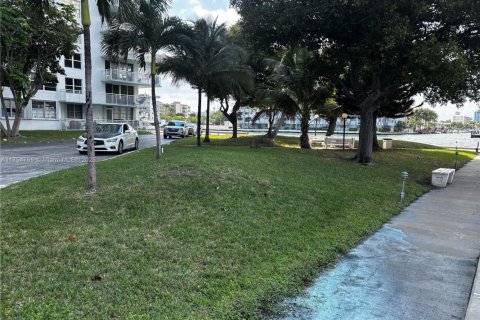 Condo in Sunny Isles Beach, Florida, 2 bedrooms  № 1939357 - photo 24