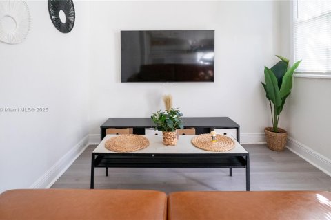 Propiedad comercial en Miami, Florida 201.13 m2 № 1948753