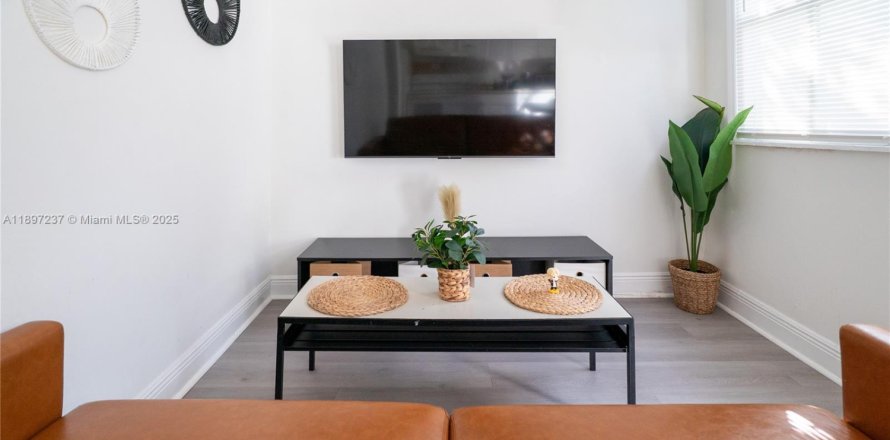 Propiedad comercial en Miami, Florida 201.13 m2 № 1948753