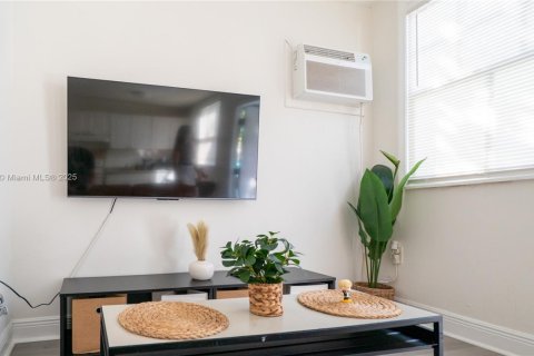 Propiedad comercial en venta en Miami, Florida, 201.13 m2 № 1948753 - foto 10