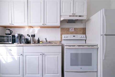 Propiedad comercial en venta en Miami, Florida, 201.13 m2 № 1948753 - foto 9