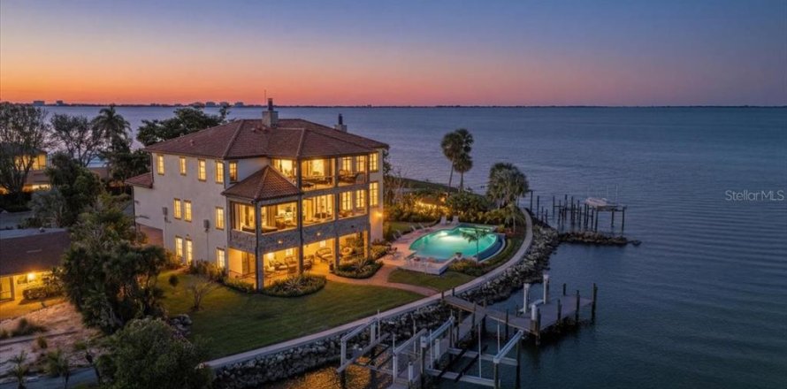 House in Sarasota, Florida 4 bedrooms, 541.25 sq.m. № 2422719
