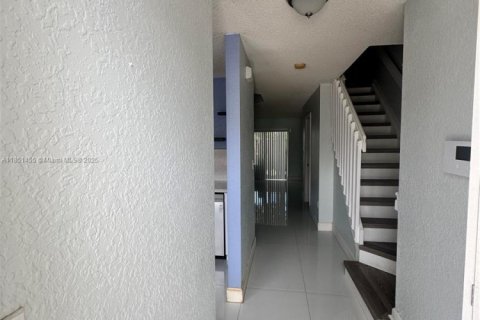 Снять в аренду таунхаус в Майами, Флорида 3 спальни, 106.84м2, № 1872128 - фото 3