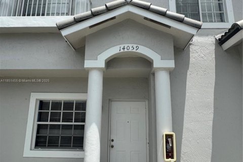 Снять в аренду таунхаус в Майами, Флорида 3 спальни, 106.84м2, № 1872128 - фото 1