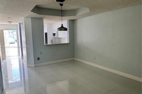 Снять в аренду таунхаус в Майами, Флорида 3 спальни, 106.84м2, № 1872128 - фото 11