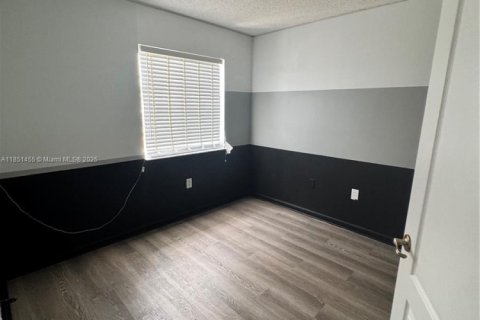 Снять в аренду таунхаус в Майами, Флорида 3 спальни, 106.84м2, № 1872128 - фото 23