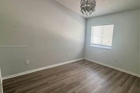 Снять в аренду таунхаус в Майами, Флорида 3 спальни, 106.84м2, № 1872128 - фото 13