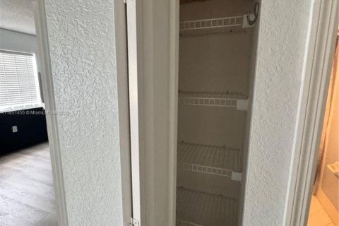 Снять в аренду таунхаус в Майами, Флорида 3 спальни, 106.84м2, № 1872128 - фото 22