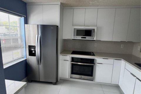 Снять в аренду таунхаус в Майами, Флорида 3 спальни, 106.84м2, № 1872128 - фото 4