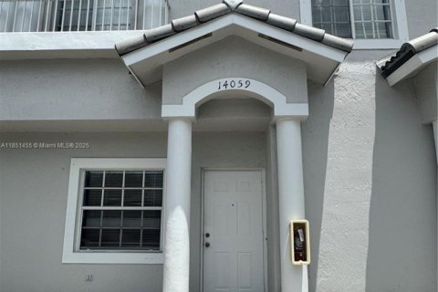 Снять в аренду таунхаус в Майами, Флорида 3 спальни, 106.84м2, № 1872128 - фото 2