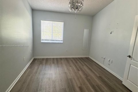 Снять в аренду таунхаус в Майами, Флорида 3 спальни, 106.84м2, № 1872128 - фото 18