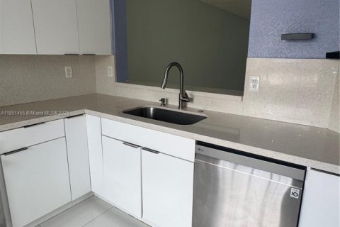 Снять в аренду таунхаус в Майами, Флорида 3 спальни, 106.84м2, № 1872128 - фото 5
