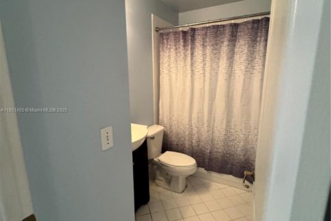 Снять в аренду таунхаус в Майами, Флорида 3 спальни, 106.84м2, № 1872128 - фото 21