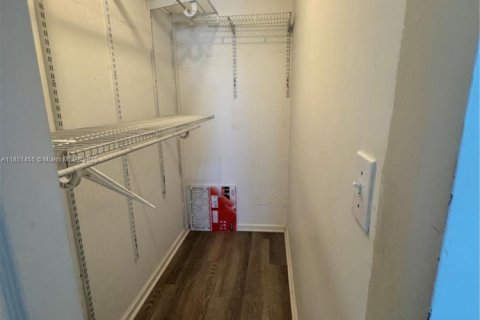 Снять в аренду таунхаус в Майами, Флорида 3 спальни, 106.84м2, № 1872128 - фото 19