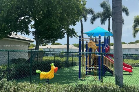 Снять в аренду таунхаус в Майами, Флорида 3 спальни, 106.84м2, № 1872128 - фото 30