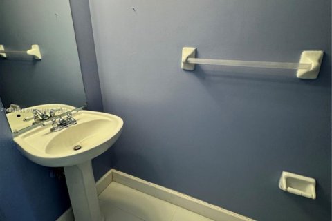 Снять в аренду таунхаус в Майами, Флорида 3 спальни, 106.84м2, № 1872128 - фото 7