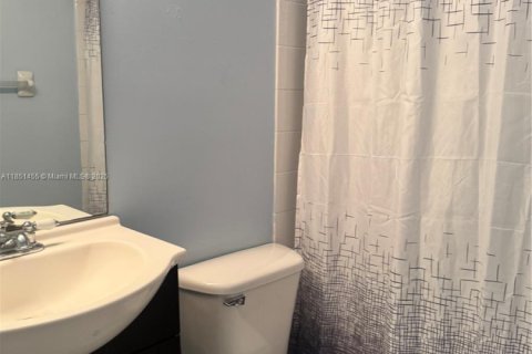 Снять в аренду таунхаус в Майами, Флорида 3 спальни, 106.84м2, № 1872128 - фото 16