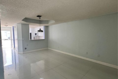 Снять в аренду таунхаус в Майами, Флорида 3 спальни, 106.84м2, № 1872128 - фото 10