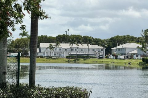 Снять в аренду таунхаус в Майами, Флорида 3 спальни, 106.84м2, № 1872128 - фото 28