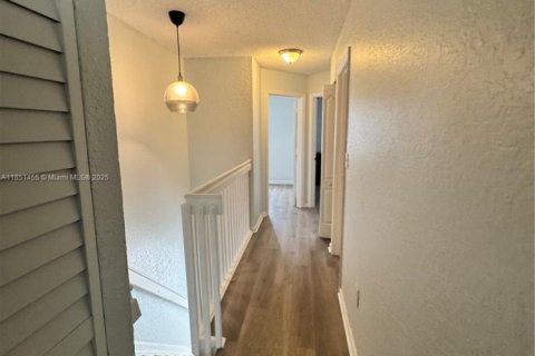 Снять в аренду таунхаус в Майами, Флорида 3 спальни, 106.84м2, № 1872128 - фото 20