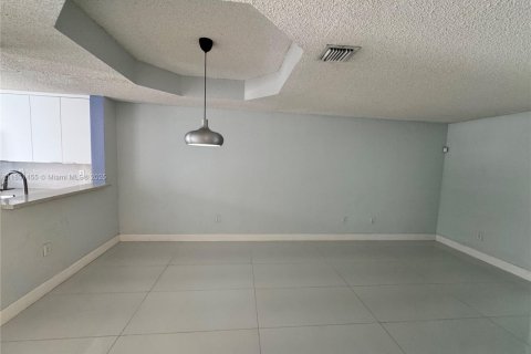 Снять в аренду таунхаус в Майами, Флорида 3 спальни, 106.84м2, № 1872128 - фото 6