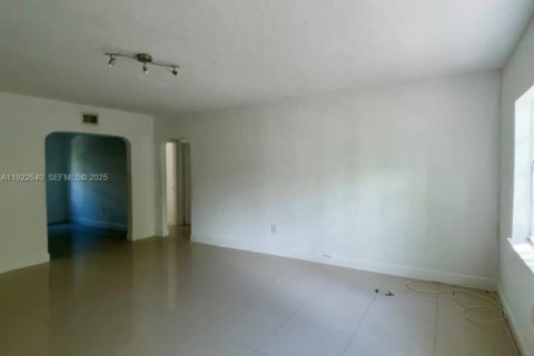 Casa en alquiler en Miami, Florida, 2 dormitorios, 189.89 m2 № 1976470 - foto 2