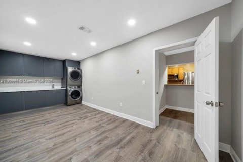 Casa en venta en Miami, Florida, 3 dormitorios, 169.08 m2 № 1965616 - foto 24