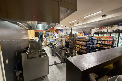 Commercial property in Miami, Florida № 1962327 - photo 4