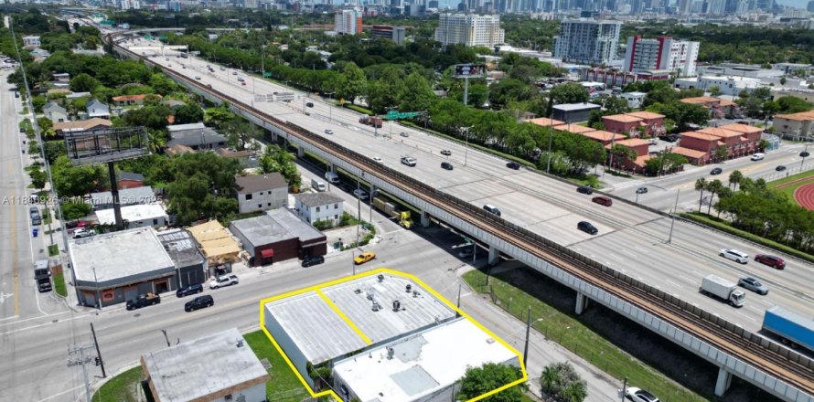 Commercial property in Miami, Florida № 1962327