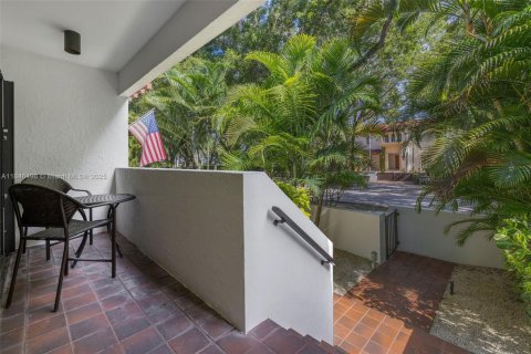 Townhouse in Coral Gables, Florida 2 bedrooms, 140.75 sq.m. № 1845650 - photo 24