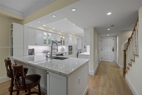 Townhouse in Coral Gables, Florida 2 bedrooms, 140.75 sq.m. № 1845650 - photo 8