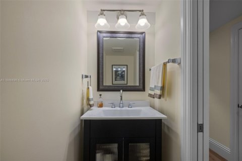 Townhouse in Coral Gables, Florida 2 bedrooms, 140.75 sq.m. № 1845650 - photo 11