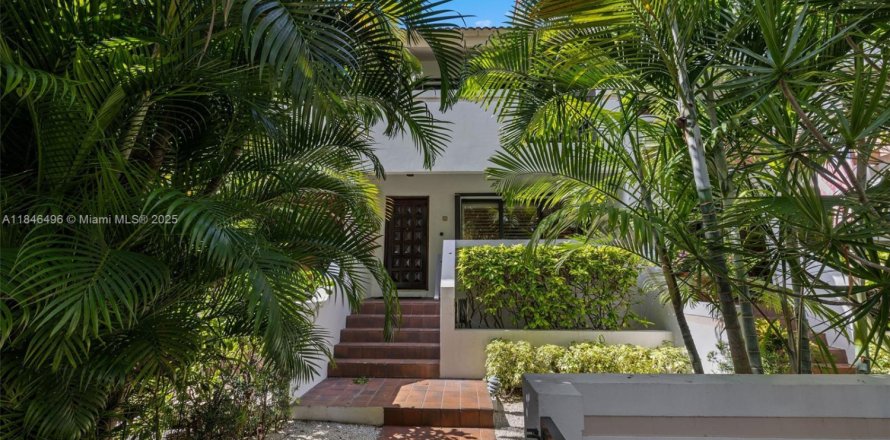 Townhouse in Coral Gables, Florida 2 bedrooms, 140.75 sq.m. № 1845650