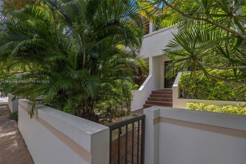 Townhouse in Coral Gables, Florida 2 bedrooms, 140.75 sq.m. № 1845650 - photo 2