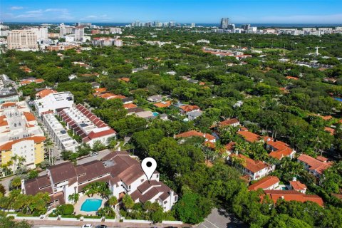 Townhouse in Coral Gables, Florida 2 bedrooms, 140.75 sq.m. № 1845650 - photo 30