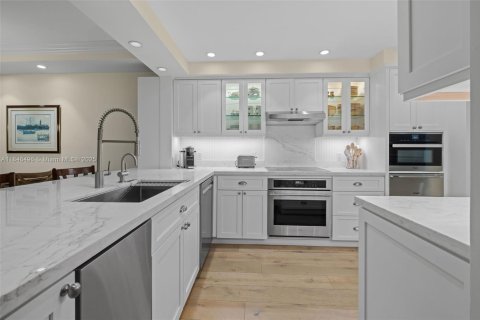 Townhouse in Coral Gables, Florida 2 bedrooms, 140.75 sq.m. № 1845650 - photo 6