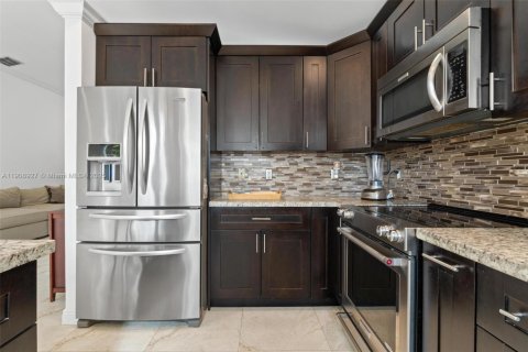 House in Pembroke Pines, Florida 3 bedrooms, 147.71 sq.m. № 1965490 - photo 13