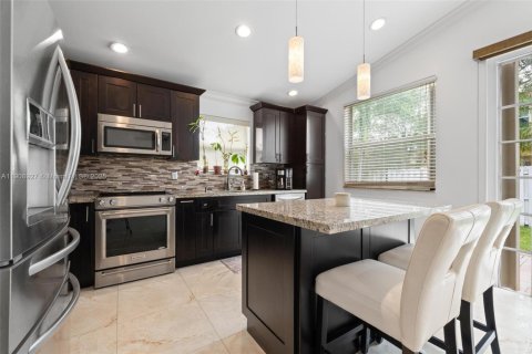 House in Pembroke Pines, Florida 3 bedrooms, 147.71 sq.m. № 1965490 - photo 12