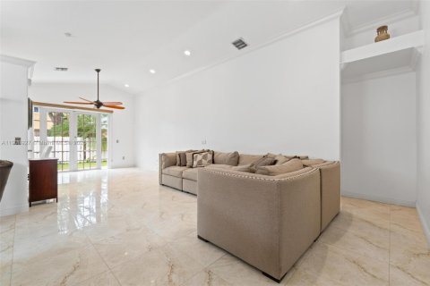 House in Pembroke Pines, Florida 3 bedrooms, 147.71 sq.m. № 1965490 - photo 8