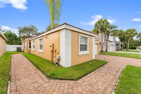 House in Pembroke Pines, Florida 3 bedrooms, 147.71 sq.m. № 1965490 - photo 3