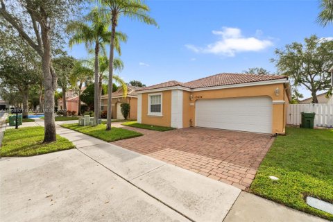 House in Pembroke Pines, Florida 3 bedrooms, 147.71 sq.m. № 1965490 - photo 1