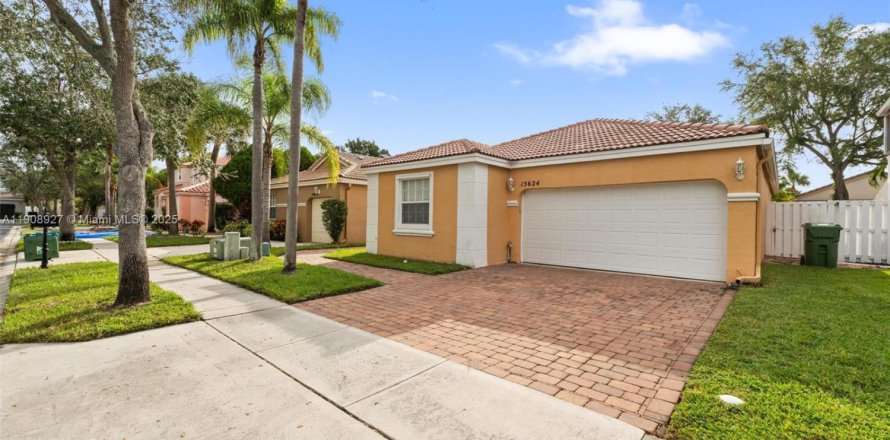 House in Pembroke Pines, Florida 3 bedrooms, 147.71 sq.m. № 1965490