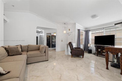 House in Pembroke Pines, Florida 3 bedrooms, 147.71 sq.m. № 1965490 - photo 11